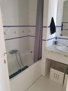 Kúpeľňa v ubytovaní Apartment Vinaroz with swimming pools for 4 people + 16 fotografií