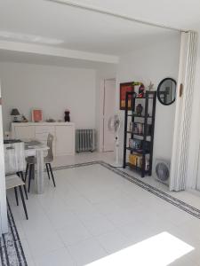 Kuchyňa alebo kuchynka v ubytovaní Apartment Vinaroz with swimming pools for 4 people