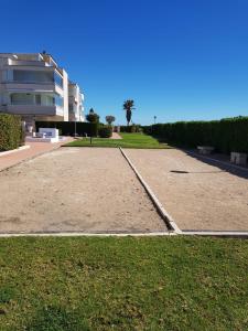 Tenis alebo squash v ubytovaní Apartment Vinaroz with swimming pools for 4 people alebo jeho okolí