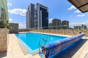 uma piscina com um horizonte urbano ao fundo em Stay with wambui em Nairobi