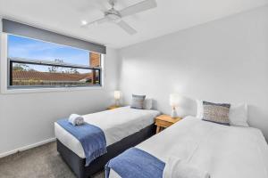 A wave from it all ocean glimpse central Torquay客房内的一张或多张床位