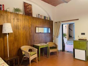 uma sala de estar com uma mesa verde e cadeiras em Agriturismo Biologico Poggiopiano em Fiesole