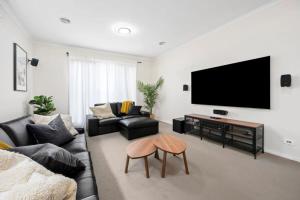 een woonkamer met een bank en een flatscreen-tv bij Bristol Rd Townhouse Ctr of Torquay 600m to beach in Torquay
