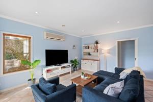 Μια τηλεόραση ή/και κέντρο ψυχαγωγίας στο Villa Avisa 5 minutes to the beach