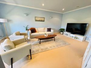 Μια τηλεόραση ή/και κέντρο ψυχαγωγίας στο Villa Avisa 5 minutes to the beach