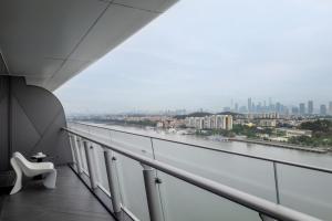 洲至奢选广州香岚官洲酒店的阳台或露台
