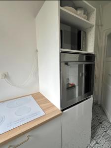 Apartment near to Paris (7 minutes) في أسنيير-سور-سين: مطبخ مع ميكروويف وموقد
