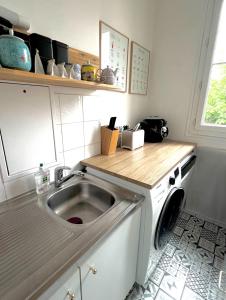 Apartment near to Paris (7 minutes) في أسنيير-سور-سين: مطبخ مع مغسلة وغسالة ملابس