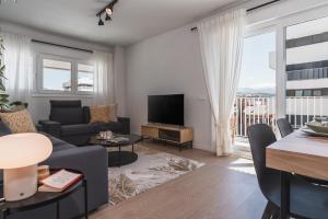 a living room with a couch and a tv at tuGuest Mirador Norte in Granada