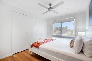Ένα ή περισσότερα κρεβάτια σε δωμάτιο στο Sea Breeze Coastal Beach House Pet Friendly