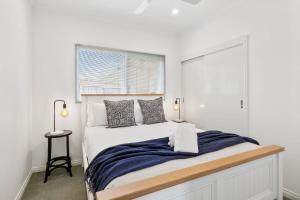 ein Schlafzimmer mit einem großen Bett und einem Fenster in der Unterkunft On the doorstep of Torquays cafes and beaches in Torquay