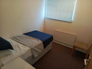 Llit o llits en una habitació de Remarkable 4-Bed House in Chatham