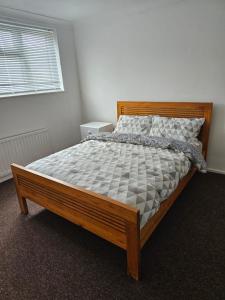 查塔姆的住宿－Remarkable 4-Bed House in Chatham，一间卧室,卧室内配有一张木床