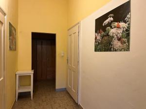 un couloir avec une porte et une peinture sur le mur dans l'établissement 3144 Zur Alten Forstkanzlei, à Wald