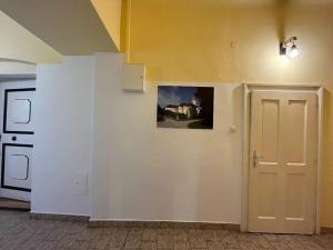 un couloir avec une porte et une photo sur un mur dans l'établissement 3144 Zur Alten Forstkanzlei, à Wald