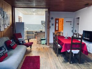 TV a/nebo společenská místnost v ubytování Camping, Hôtel De Plein Air Les Cariamas