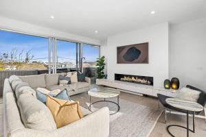 Ruang duduk di Illume - Light, Warm, Contemporary Designer Luxury +19 gambar