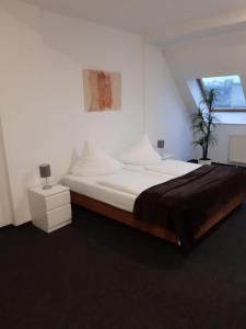 Un dormitorio con una cama grande y una ventana en Ballhaus Berlin Hostel, en Berlín