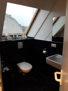 ein Bad mit einem WC und einem Waschbecken in der Unterkunft Ballhaus Berlin Hostel in Berlin