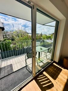 una puerta corredera de cristal que conduce a un patio con mesa en Berg Fux - Ferienwohnung Billy der Hirsch en Sonthofen