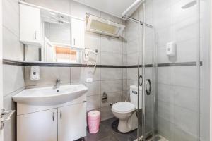 W łazience znajduje się toaleta, umywalka i prysznic. w obiekcie Kompleksi Aljoma w mieście Fushë-Draç