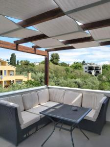 een patio met een bank en een tafel op een balkon bij Guest House Dragić - Anex in Zadar