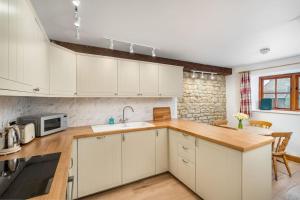 A kitchen or kitchenette at The Granary self-catering cottage on a working farm