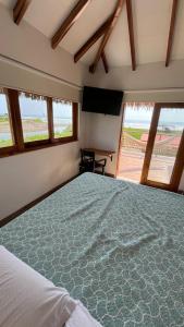 um quarto com uma cama grande e uma janela grande em Villas del Mar em Las Tunas