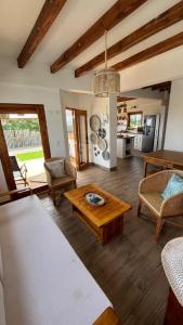 uma sala de estar com um sofá e uma mesa em Villas del Mar em Las Tunas