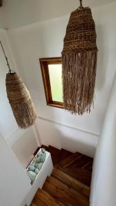 zwei hängende Kronleuchter in einem Zimmer mit Fenster in der Unterkunft Villas del Mar in Las Tunas