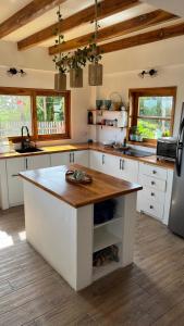 una cucina con armadi bianchi e ripiano in legno di Villas del Mar a Las Tunas