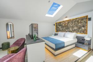 1 Schlafzimmer mit einem Bett und 2 Stühlen in der Unterkunft Ramitos Boutique Hotel in Marmaris