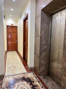 un corridoio con porta e tappeto di Khách sạn Đức Tài a Bảo Lạc