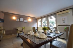 - une salle à manger avec une table et des chaises dans l'établissement Hôtel La Rotonde, à La Ciotat