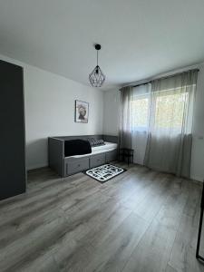 um quarto branco com uma cama e uma janela em Elegantes 2 Zimmer Apartment Top Lage em Bruchsal