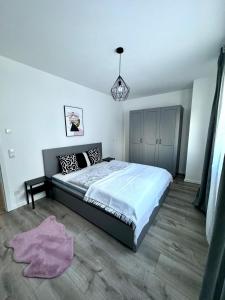 a bedroom with a large bed and a rug at Elegantes 2 Zimmer Apartment Top Lage in Bruchsal