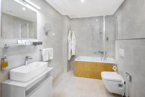 Koupelna v ubytování Hotel President
