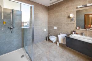Koupelna v ubytování Hotel President