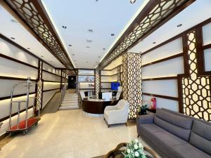 فندق حياة تاون املج 1 في أملج: غرفة معيشة مع أريكة وطاولة
