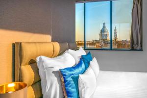 Postel nebo postele na pokoji v ubytování Hotel President