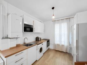 シャラントン・ル・ポンにある"Évasion chic" près de Paris, du métro et du boisの白いキッチン(シンク、食器洗い機付) +9枚の写真