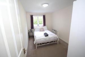 Habitación pequeña con cama y ventana en Colham Place, en Hillingdon