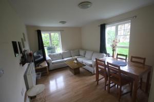 sala de estar con sofá y mesa en Colham Place, en Hillingdon