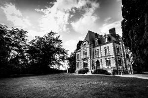 a black and white photo of an old house at Château de la Folie in Trie-Château