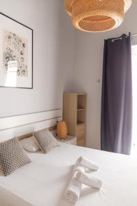 1 dormitorio con 1 cama y 2 toallas blancas en Levante by Gades Gestión en Cádiz