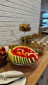 una mesa cubierta con un pastel de frutas en una mesa en Hotel SPA Wieniawa en Rekowo
