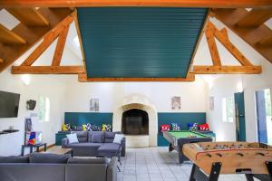 een woonkamer met banken en een pooltafel bij Crazy Villa Ecottay 61 - Heated pool & sauna - 2h from Paris - 30p in La Loupe