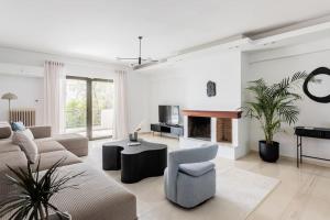 Zona de estar de Chic & Luminous 3BR Apartment in Kifisia by UPSTREET