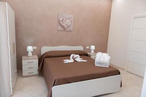 - une chambre avec un lit et 2 serviettes dans l'établissement Casa vacanze l'angolo d'oro, à Siculiana