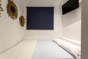 Malaga Stop Hostel AB的电视和/或娱乐中心
